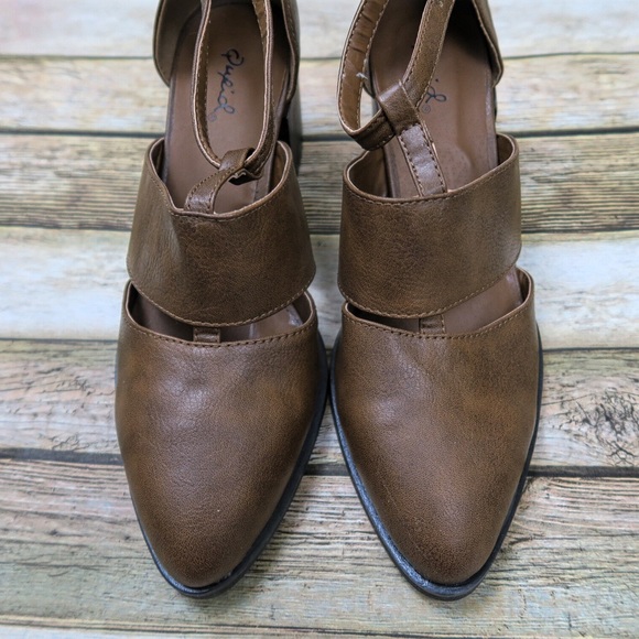 SOLDBrown ankle strap heels - Picture 3 of 5